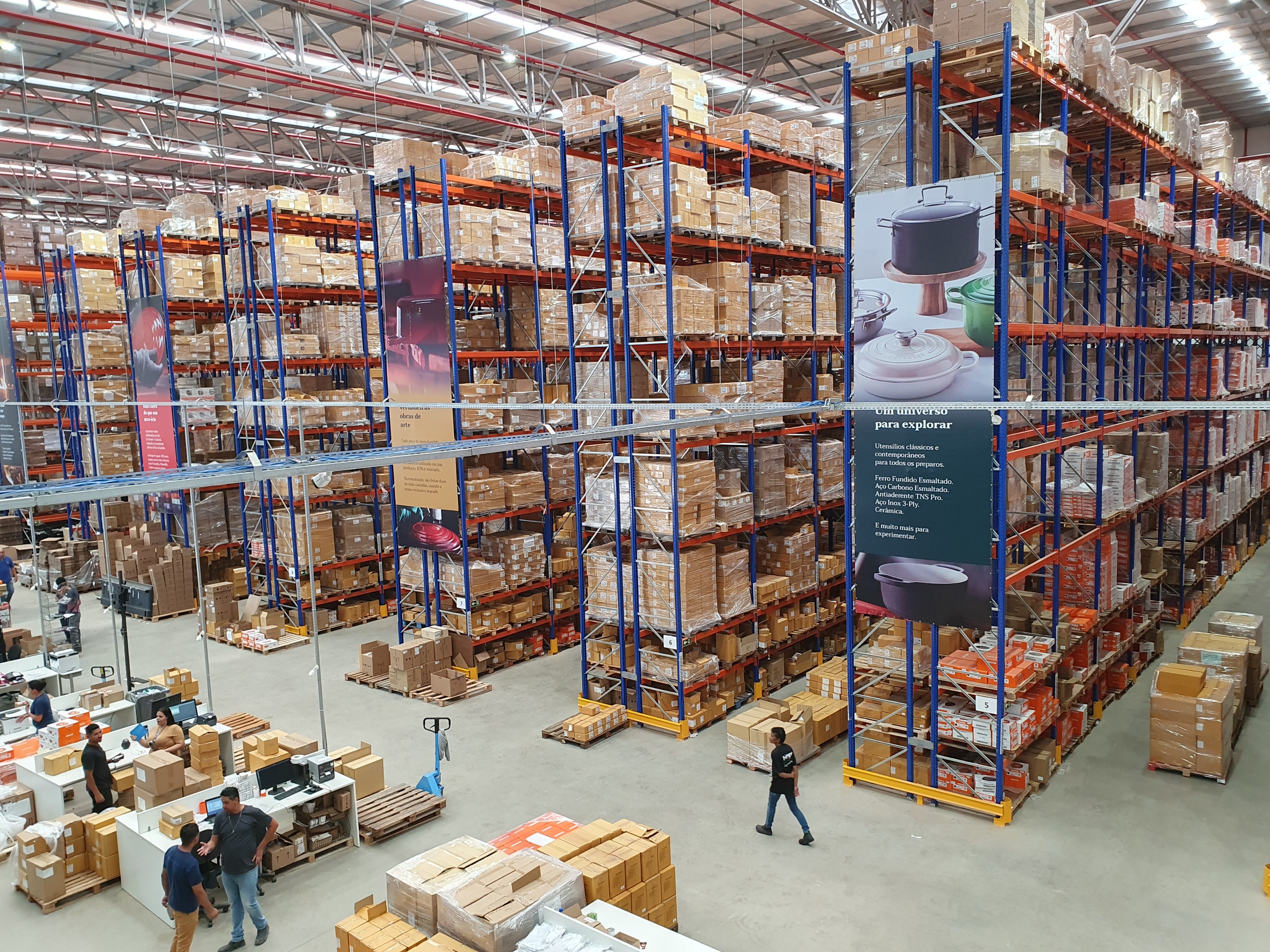 Armazenagem com racks dedicados ao mercado fashion